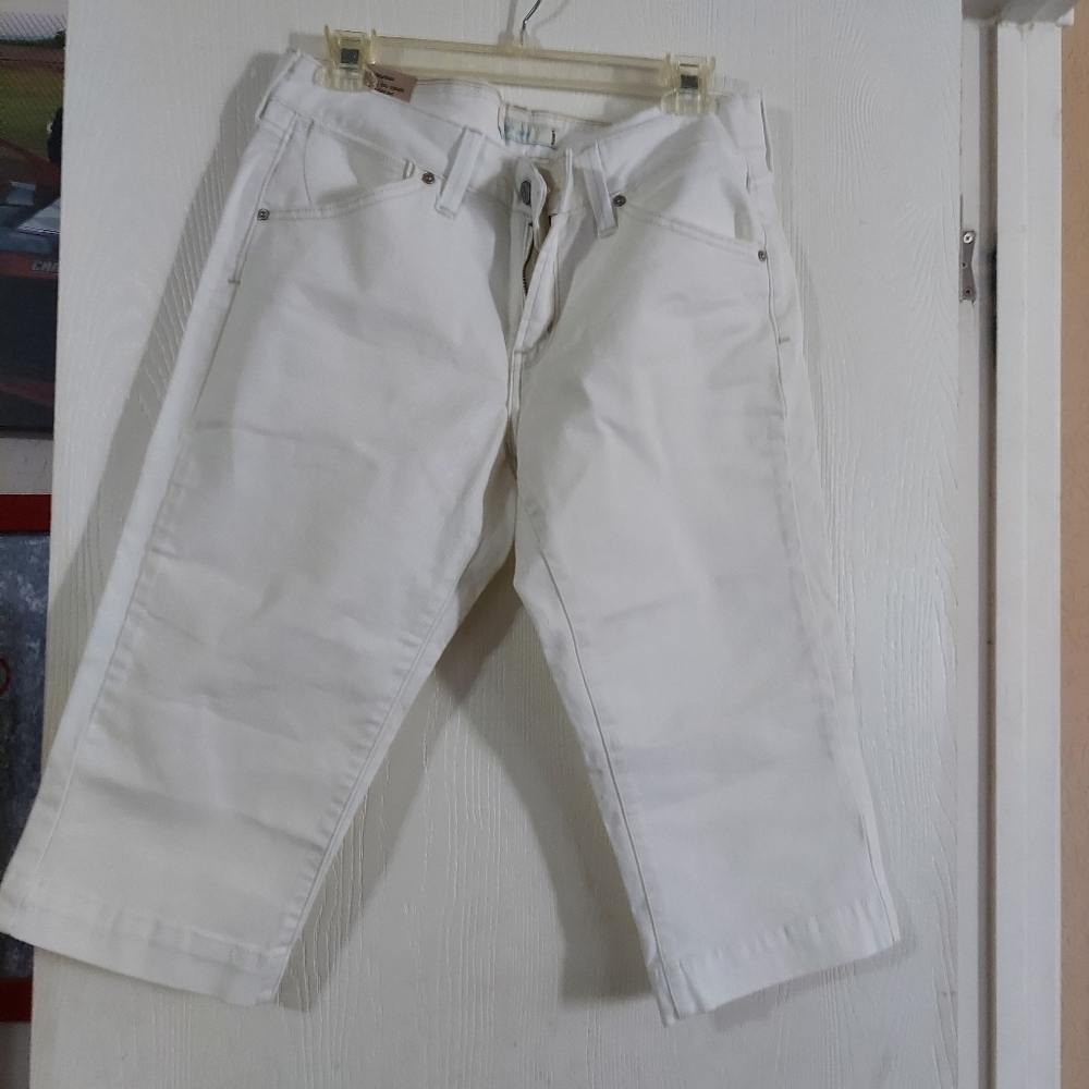 Levis capris